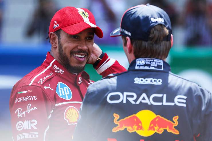 Hamilton e Verstappen discutono