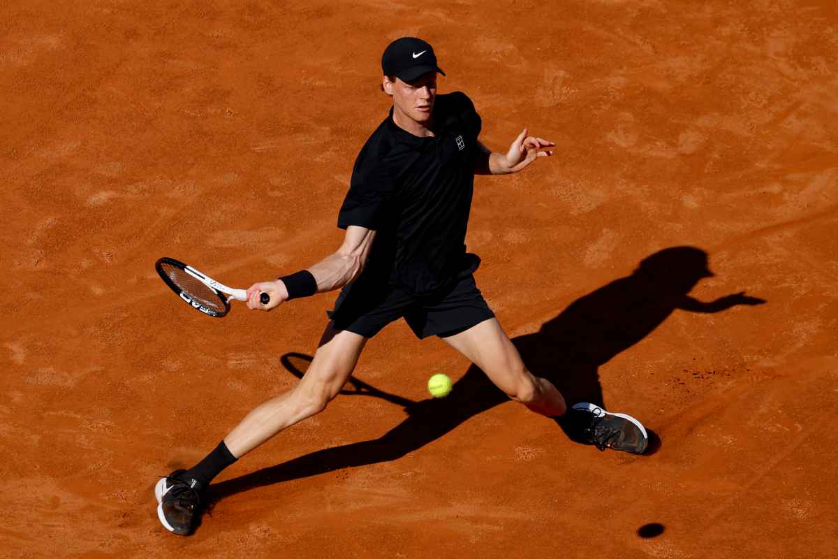 Jannik Sinner colpisce di dritto sulla terra battuta