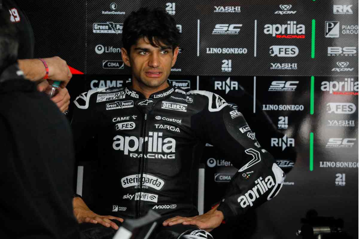 Jorge Martin contrariato nel box Aprilia