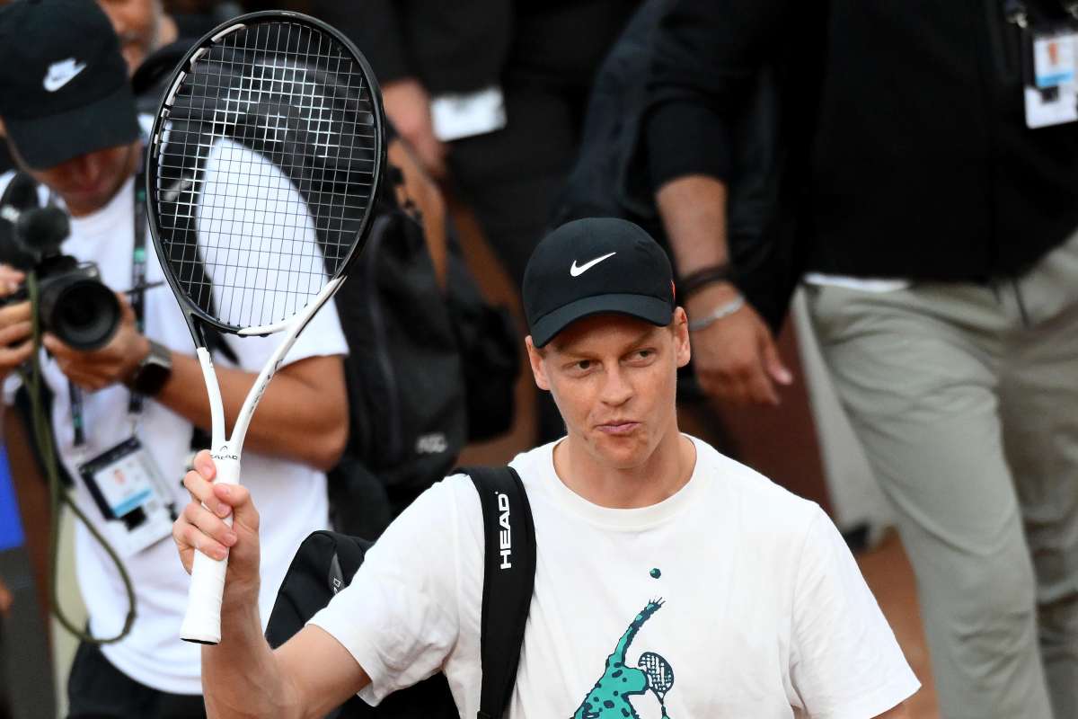 Jannik Sinner saluta i tifosi