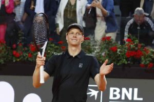 Jannik Sinner applaude il pubbilco e sorride