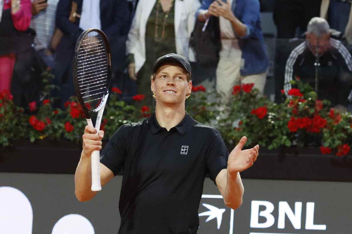 Jannik Sinner applaude il pubbilco e sorride